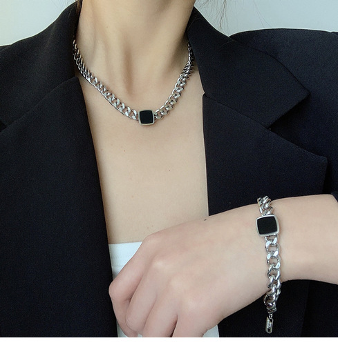 European and American personality exaggerated titanium steel thick chain necklace Internet celebrity versatile ins hip-hop black square clavicle chain necklace for women
