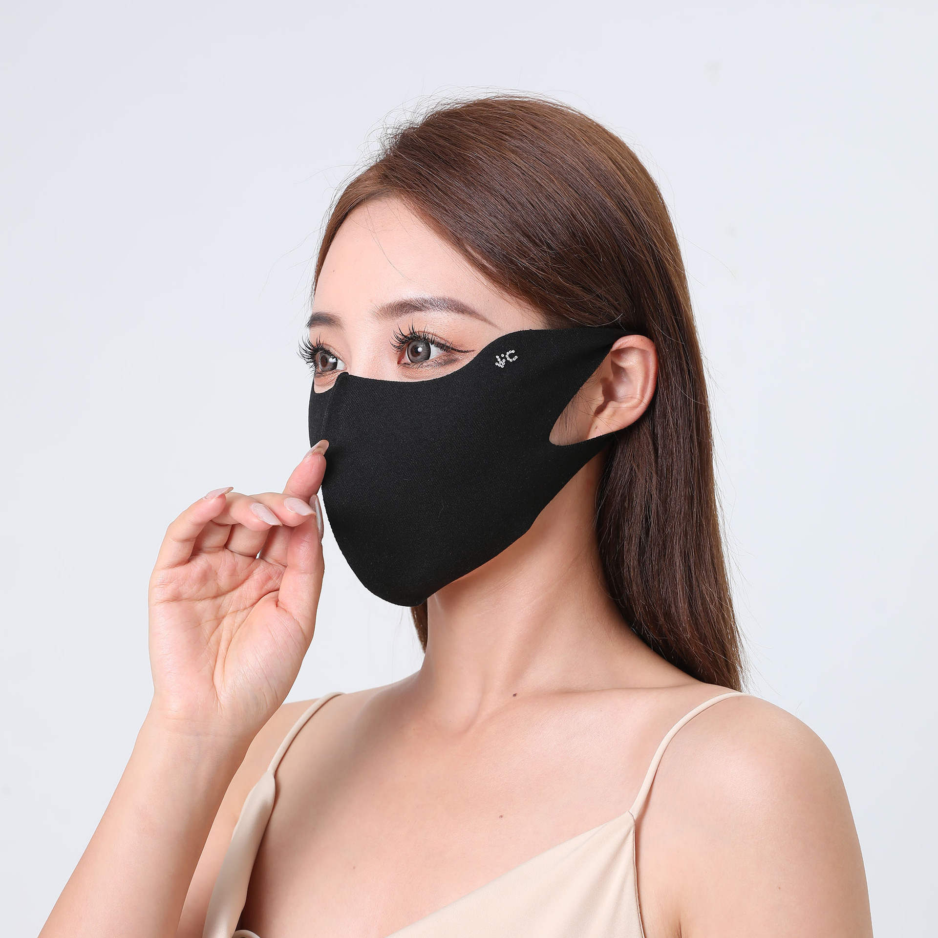 Three dimensional face mask with hyaluronic acid