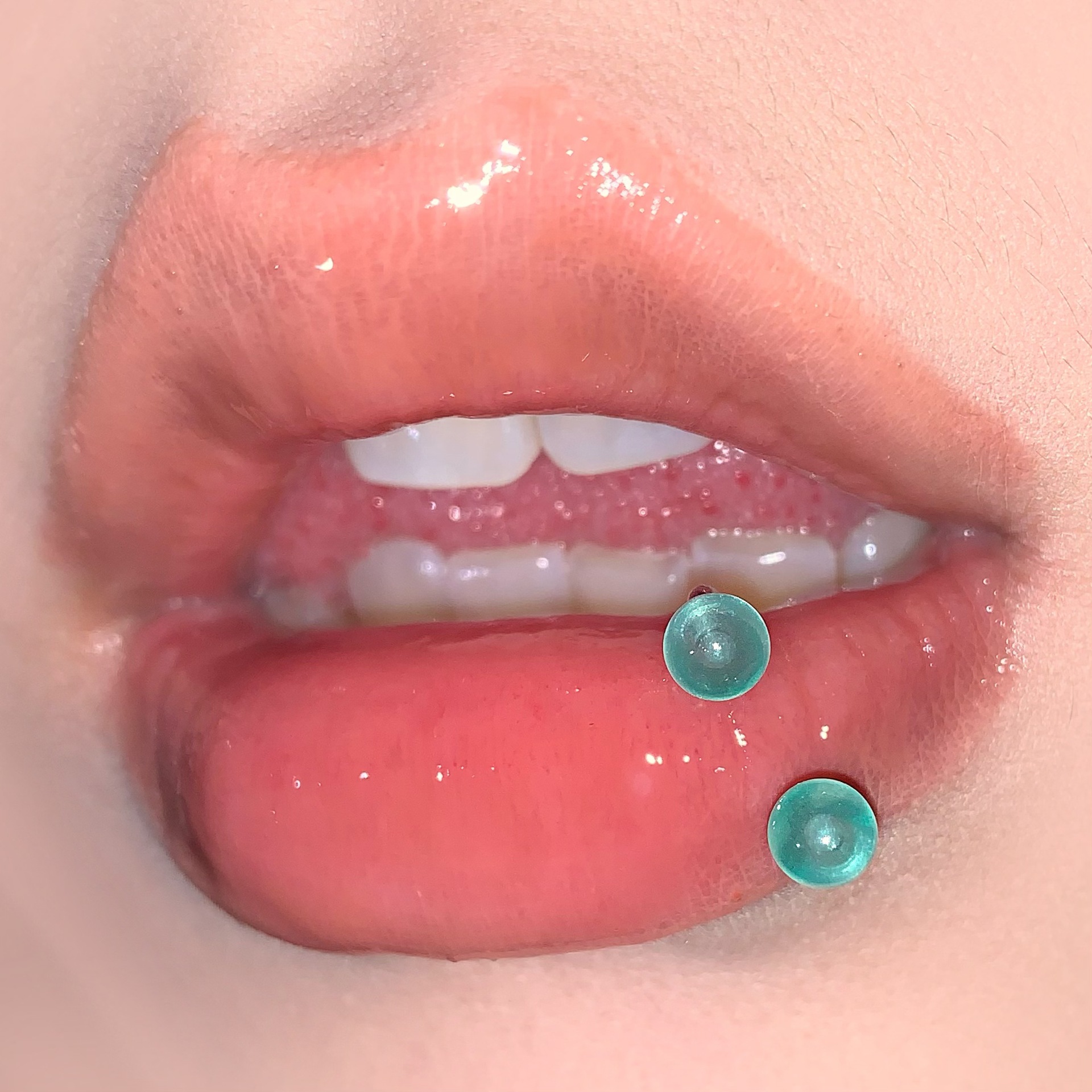 16G labret stud size and finish detail
