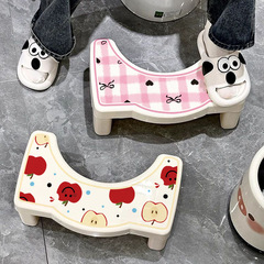便器の腰掛けの低い腰掛けの家庭用のかわいいトイレは座ります。