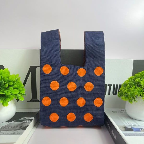 파란색 배경에 주황색 물방울 무늬