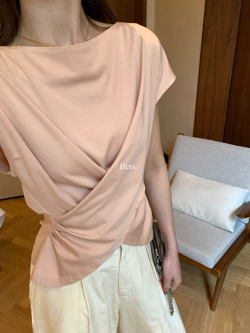 Áo thun nữ tay ngắn cổ tròn phong cách Hàn Quốc, thiết kế lưng xẻ khoét lệch — màu đen, Xám khói, trắng ngà, màu hồng chi tiết 22