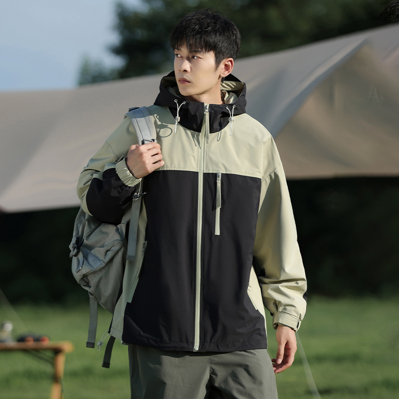 Fashionable jacket for leisure with hood
