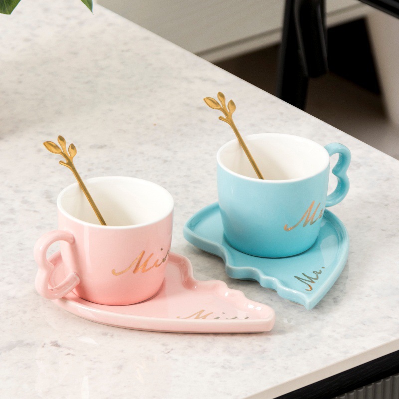Tazas de café transfronterizas populares para parejas, platos de regalo de restaurante casero, tazas de cerámica de lujo, platos en forma de corazón en blanco y negro