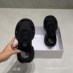 柔らかい底の軽い運動靴の女性靴ins潮の黒いお父さんの靴2023秋の通気ネットのランニング靴の子供