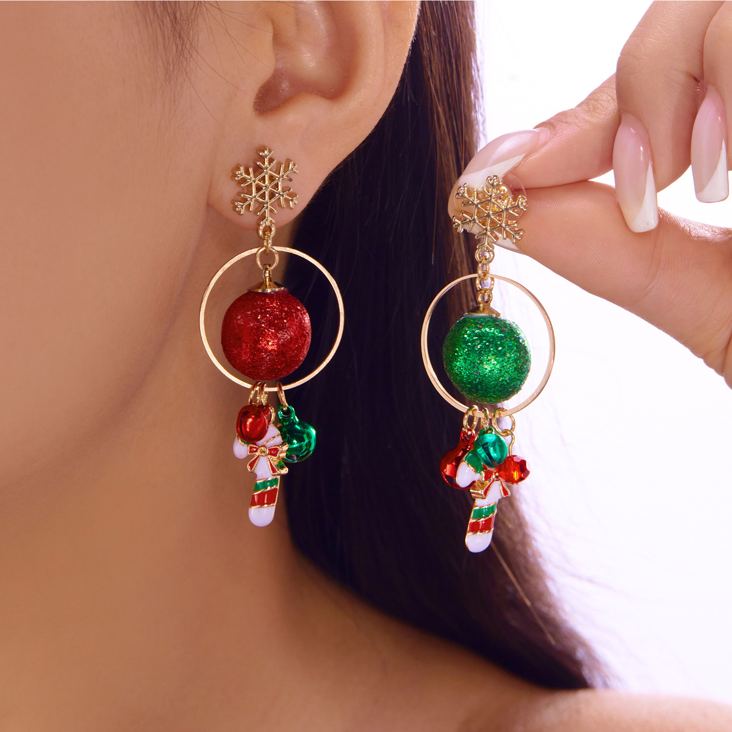 Ventas transfronterizas de nieve roja y verde de Navidad pendientes de muñeco de nieve creativos para mujeres campanas de color minimalistas pernos al por mayor