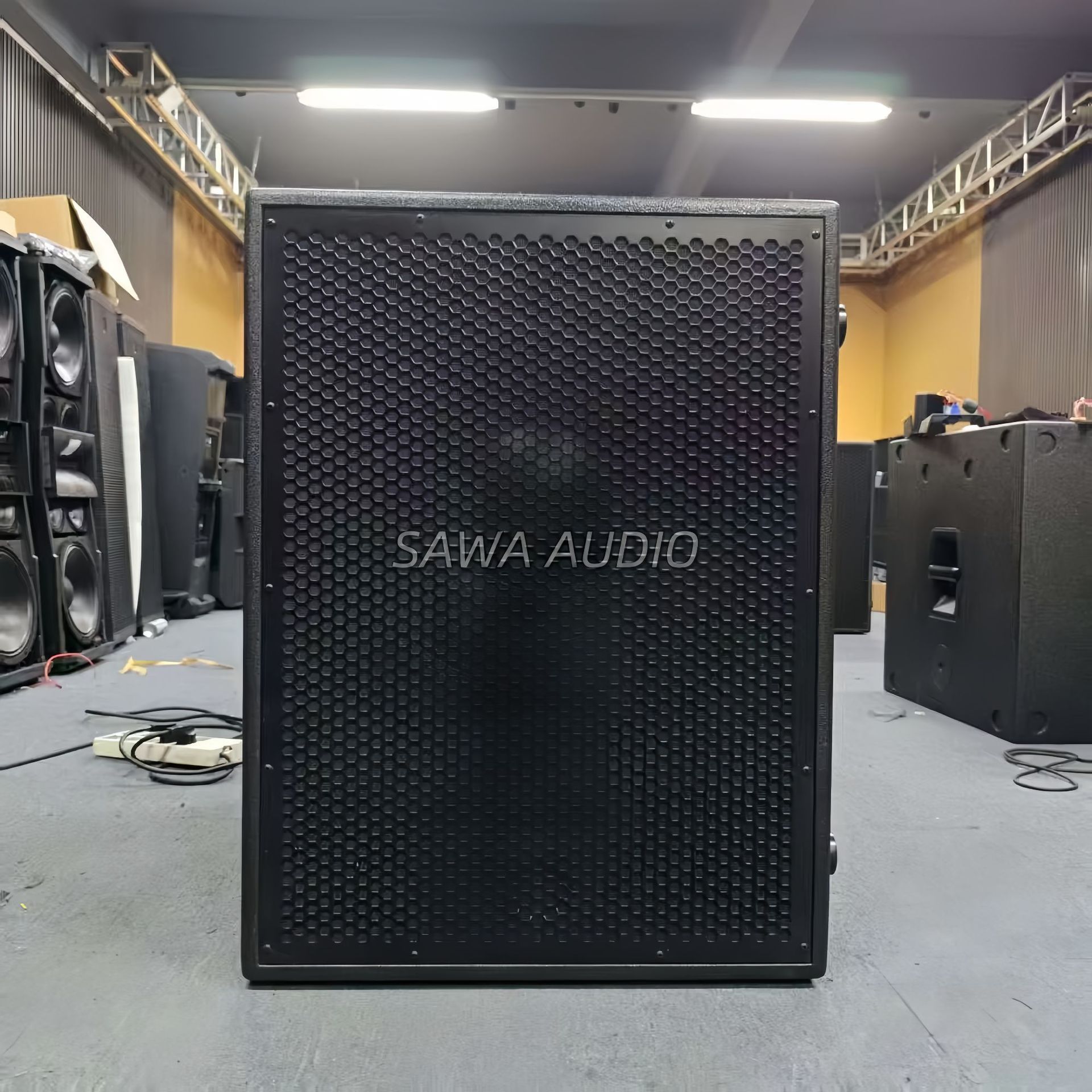 Un solo subwoofer de 21 pulgadas altavoces profesionales al aire libre altavoces de alta potencia conferencias bar escenario sonido de matriz lineal