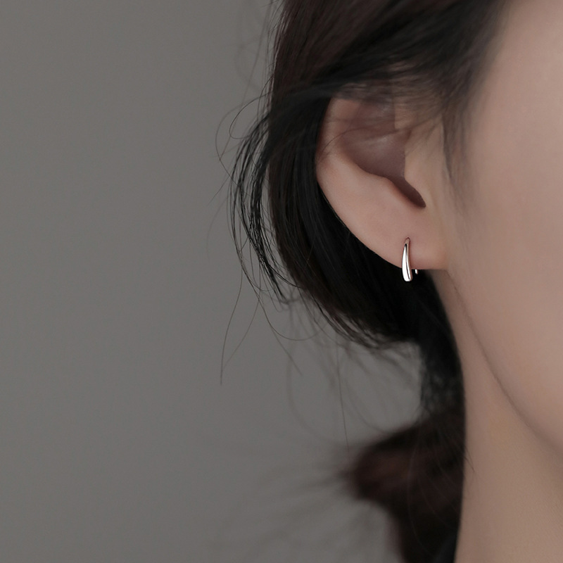Gota de agua gancho para la oreja para mujer, lujo ligero, diseño de nicho, sentido de la oreja, nuevo par de aretes de alta gama, joyería de oreja de viento frío