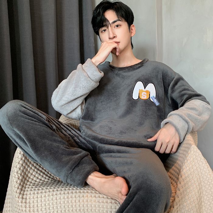 Pijamas de franela para hombre, invierno 2025, forro polar coral grueso, tallas grandes, aptos para usar en exteriores, conjunto para estar en casa, exportación.