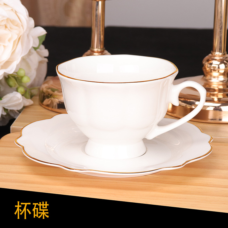 금테 컵과 접시