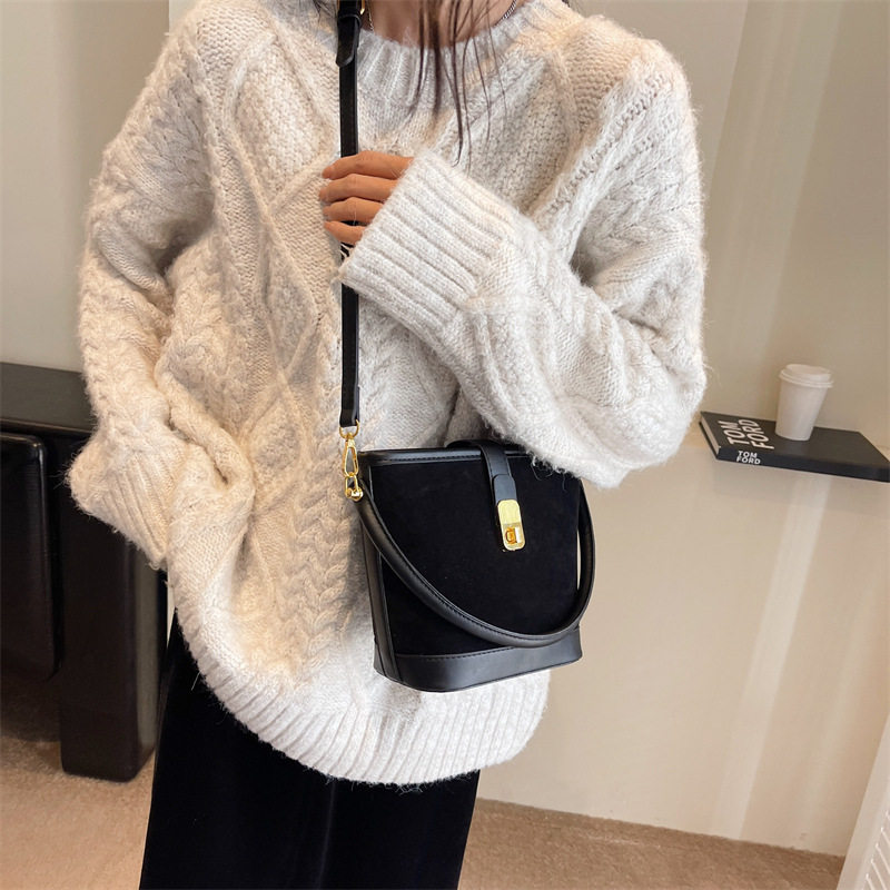 Nicho coreano de diseño simple bolso de cubo de mano mujer 2024 nuevo estilo de moda universal bolso de hombro bolso de moda