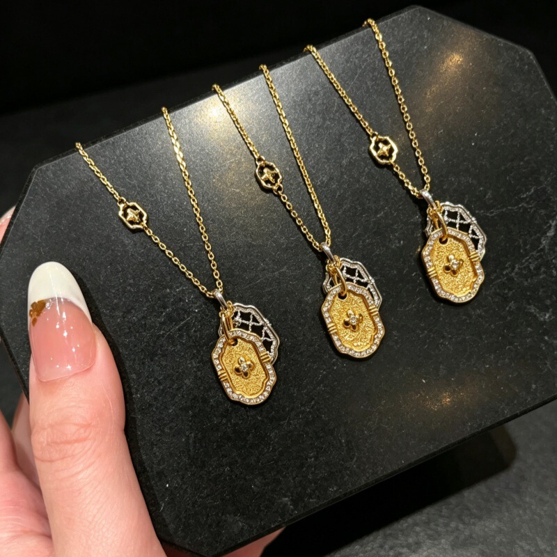 Xiaohongshu-style four-leaf window flower "No Worries" necklace for women, light luxury, vintage, two-tone craftsmanship, fashionable collarbone chain Xiaohongshu-style four-leaf window flower "No Worries" necklace for women, light luxury, vintage, two-tone craftsmanship, fashionable collarbone chain