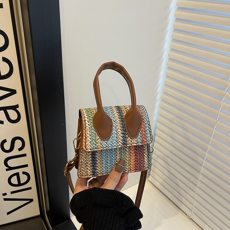 Borsa a tracolla in paglia intrecciata alla moda da donna, piccola borsa quadrata a righe arcobaleno, per l'uso in spiaggia durante le vacanze estive_voghion.com