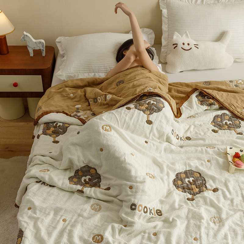 Black Little Mimi! Cartoon Puff is a 5-layer gauze summer quilt—perfect for cool summer nights, made entirely of cotton, and ideal for dorm rooms or as a lightweight air-conditioning blanket.