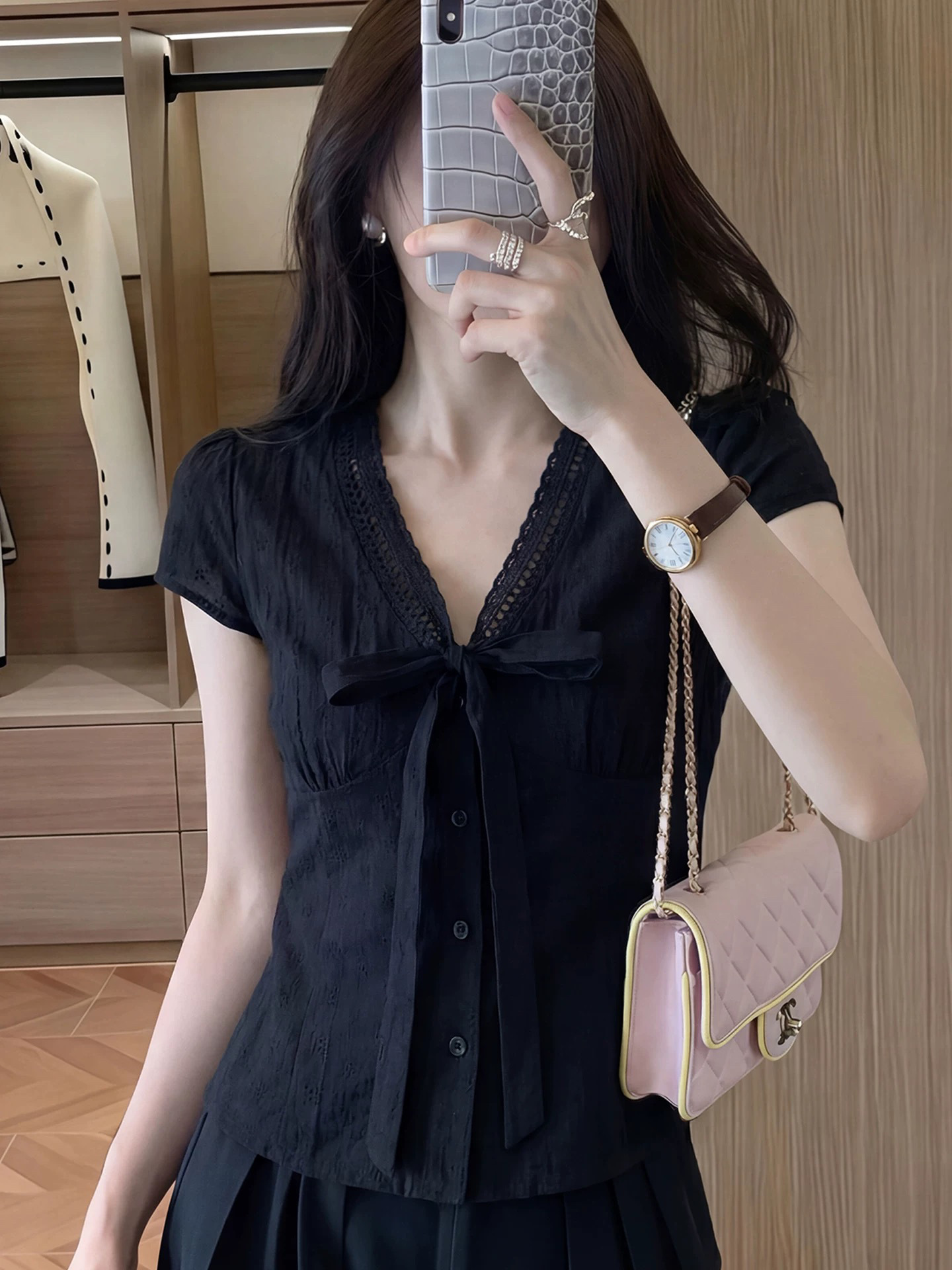 Áo sơ mi ngắn tay ren cổ chữ V phong cách Pháp, dáng suông tay ngắn — màu đen