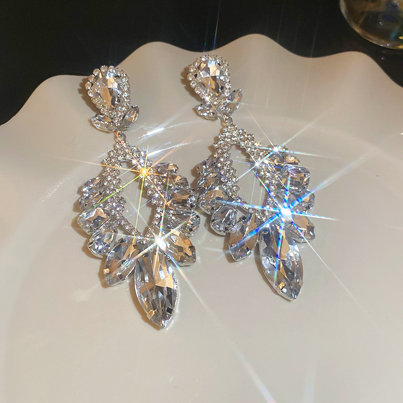 Pendientes de gota de agua en forma de diamante con aguja de plata, personalidad de nicho femenina, pendientes exagerados, pendientes de temperamento de moda, lujo ligero, sentido de alta gama