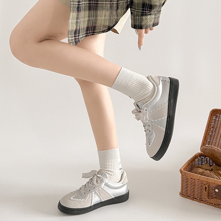 2025 nuevo estilo de ballet de primavera y verano con falda, zapatillas de deporte plateadas de nicho, zapatos de entrenamiento alemán de encaje de punta redonda y plana casual para mujer
