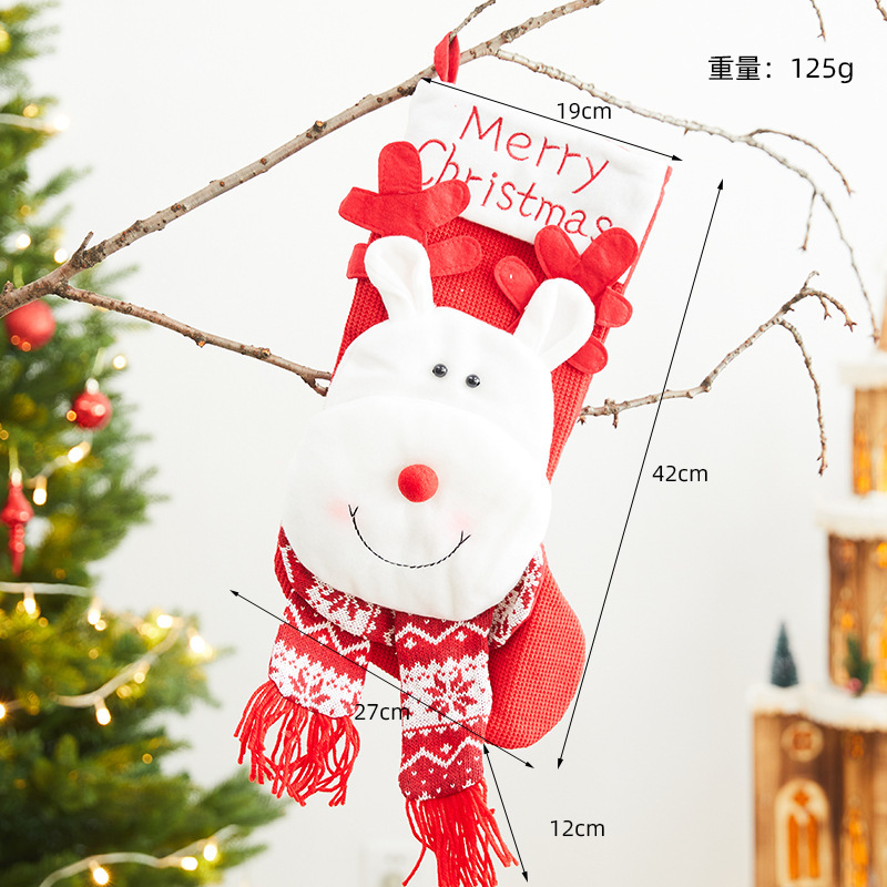 クリスマスの靴下のプレゼントの袋の大きいサイズの老人の雪だるまの贈り物のキャンディーの靴下のシーンは飾りを掛けてクリスマスの装飾品を飾ります。|undefined