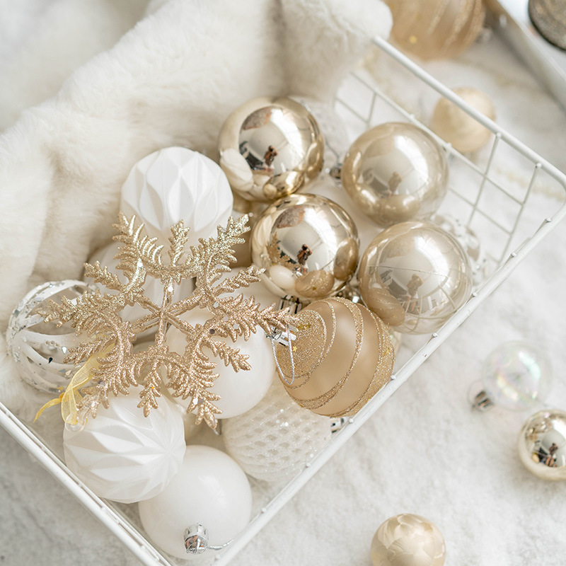 シャンパン色のクリスマスボールのクリスマスツリーの装飾はショーウインドーのシーンを飾ります。|undefined
