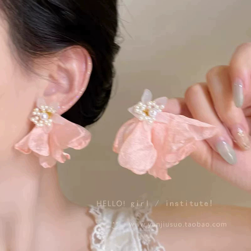 2026 viento falso sensación de atmósfera super inmortal pendientes de flores de malla temperamento suave de chiffon para mujeres pendientes