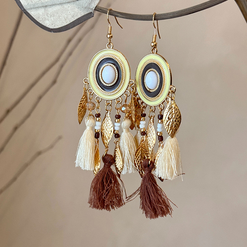 Pendientes con borlas de plumas de colores bohemios, ganchos para las orejas de temperamento de estilo étnico de nicho, pendientes de todo fósforo de alta calidad al por mayor