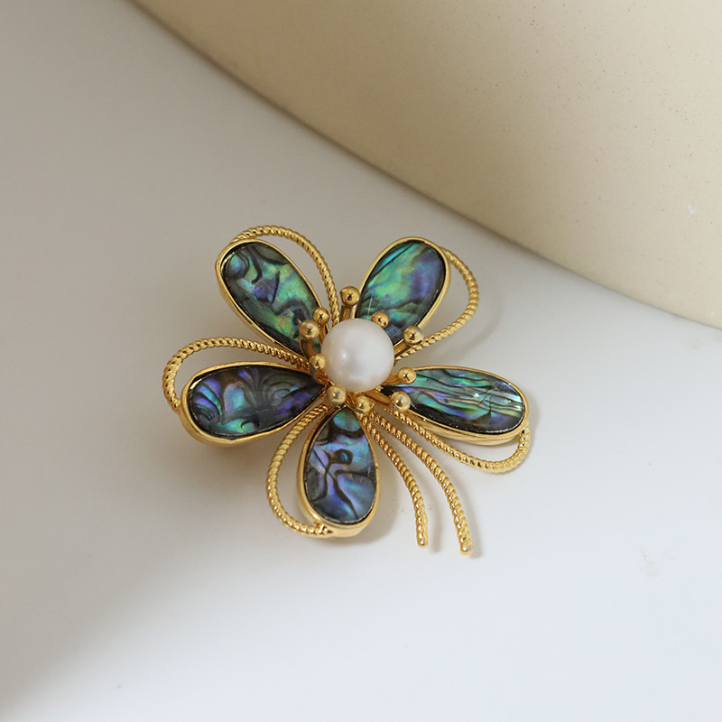 Nuevo broche de flores de perlas naturales de cinco hojas para mujeres de alta calidad conchas de conchas de flores de pecho de alta calidad broche elegante ropa