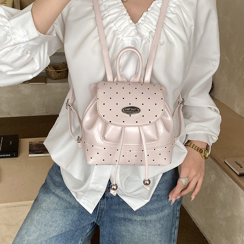 2026 nueva mochila infantil de moda coreana pequeña mochila de viento fragrante punto de onda de aire extranjero para niños y niñas mochila de cuerda de la moda