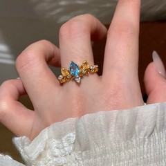 Xiaohongshuと同じスタイルの中世ブルー涙ドロップクラウンリングライトラグジュアリーレトロ宮殿多用途デザイン人差し指リング