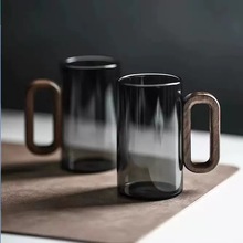 厂家批发玻璃茶杯带把绿茶杯家用耐热玻璃杯中式木把墨语杯高档客