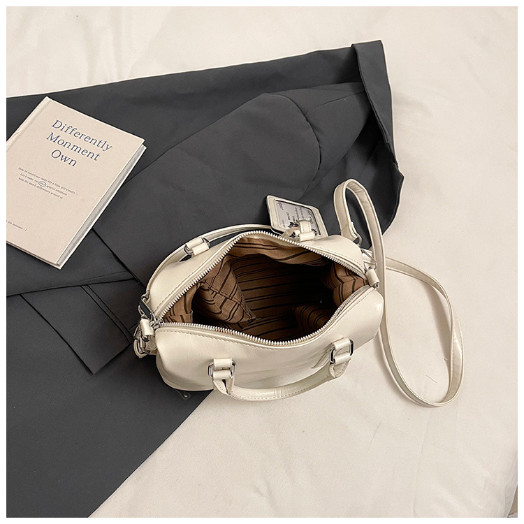 Korean version hand-held bowling bag for women 2025 new retro niche commuting pillow bag versatile single-shoulder crossbody bag undefined