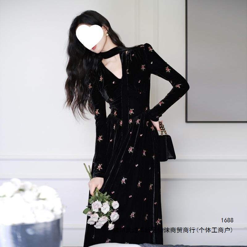 Autumn and winter French retro-style black velvet dress, elegant and stunning long dress with a goddess vibe