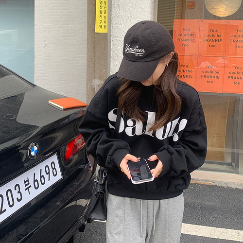 Korean-style crewneck sweatshirt for women—autumn/winter new arrival, loose-fit, slimming, laid-back style, American retro print, fleece-lined top.