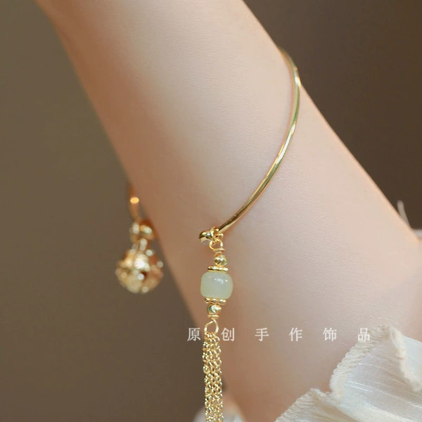 White small bell with tassels, bracelet
