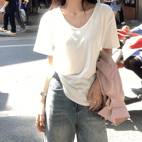 Футболка с воротником на плече женская белая с короткими рукавами весной и летом 2025 года