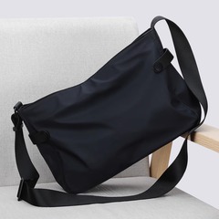 シンプルなショルダーバッグの男性カバンは小さいリュックサックに斜めにまたがります。