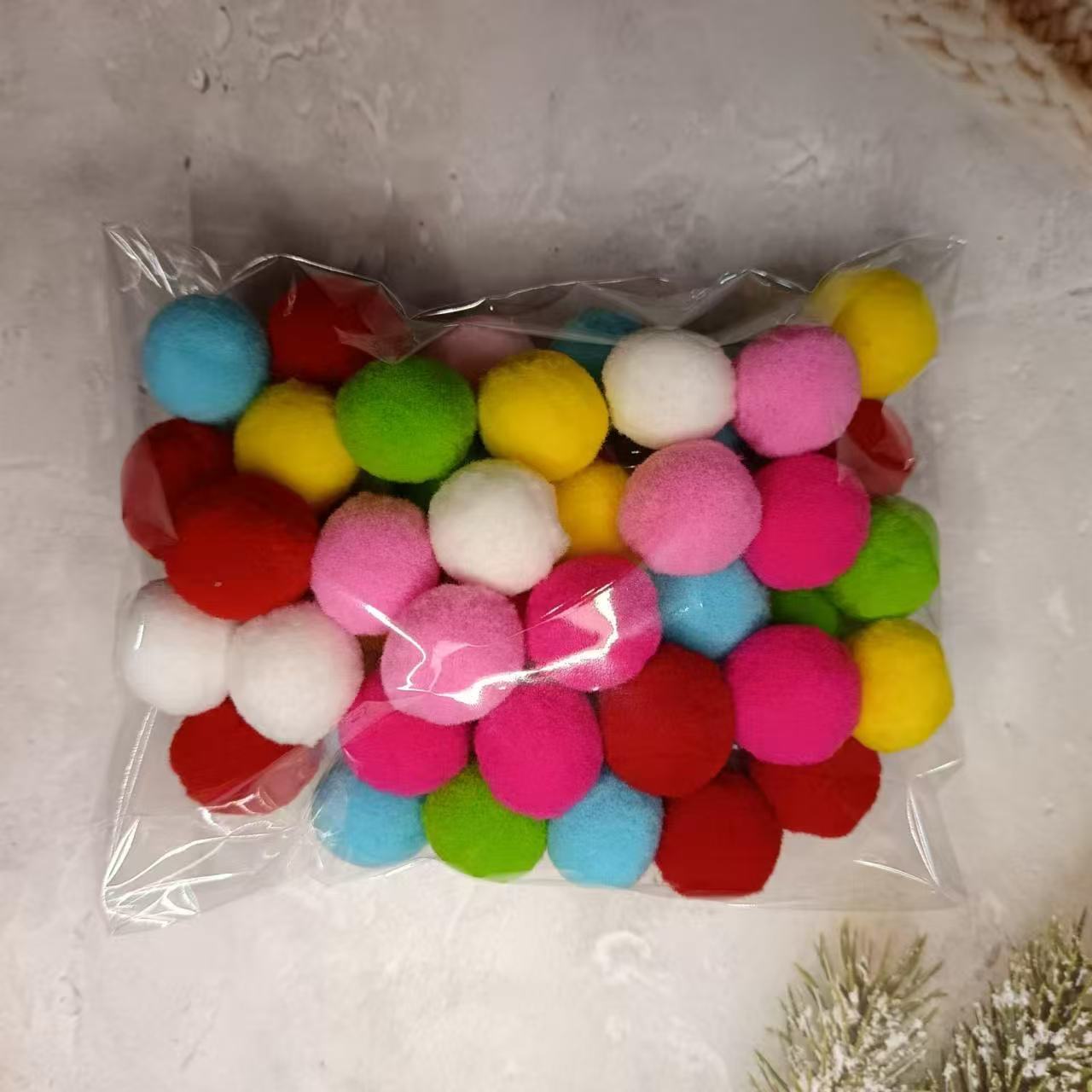 50 bolas de pelúcia