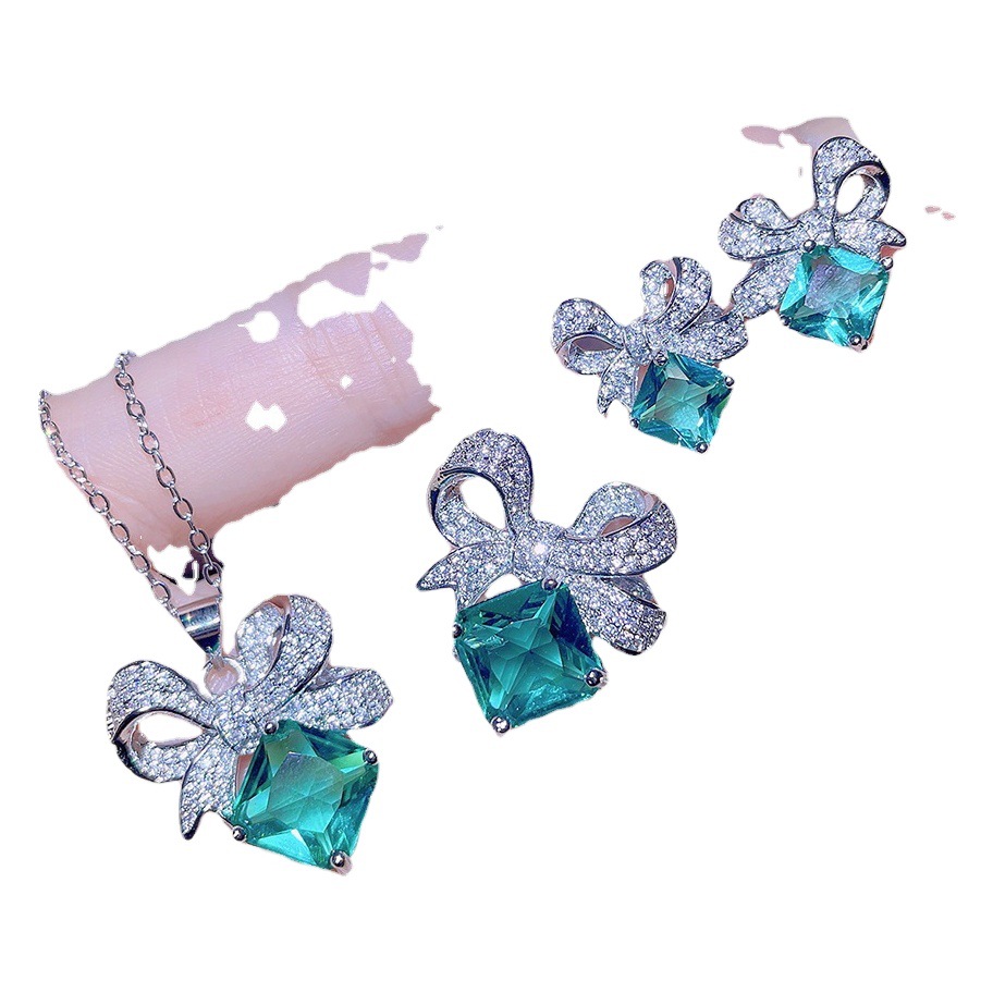 Brillante anillo de esmeralda del pavo real chapado en platino mariposa danza floral arco color circón rhinestone anillo collar