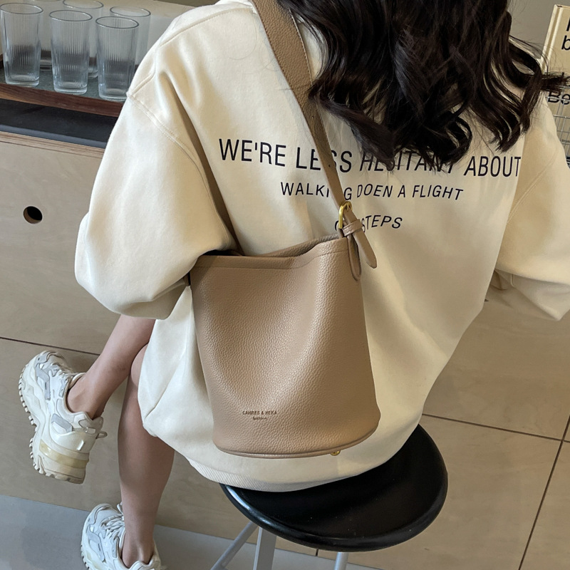 Nicho de diseño bolso casual damas primavera y verano 2024 nuevo estilo de moda mochila de transporte de alta calidad bolso de cubo de textura