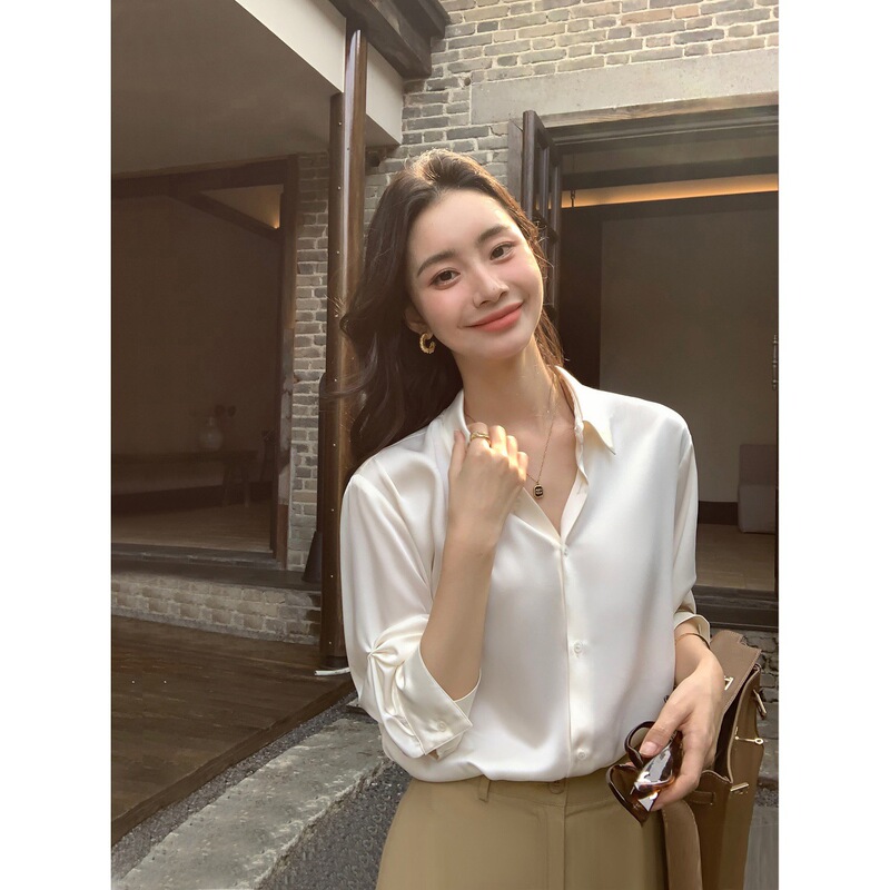 Pusumed High-End Acetate Shirt for Women with a Satin Gloss, Loose Fit, Drapey Feel, Three-Quarter Sleeves, Elegant Commuter Top