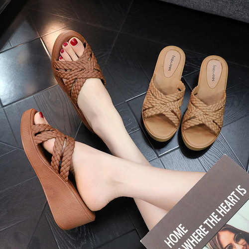Women's Summer Outdoor Wear Stylish High Heel Thick Sole Slippers 2024 New Arrival Best Selling Home Bathroom Anti-Slip Sole Cool Slippers