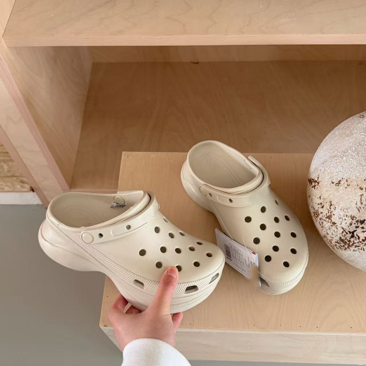 Classic retro fashionable summer Crocs-style slippers