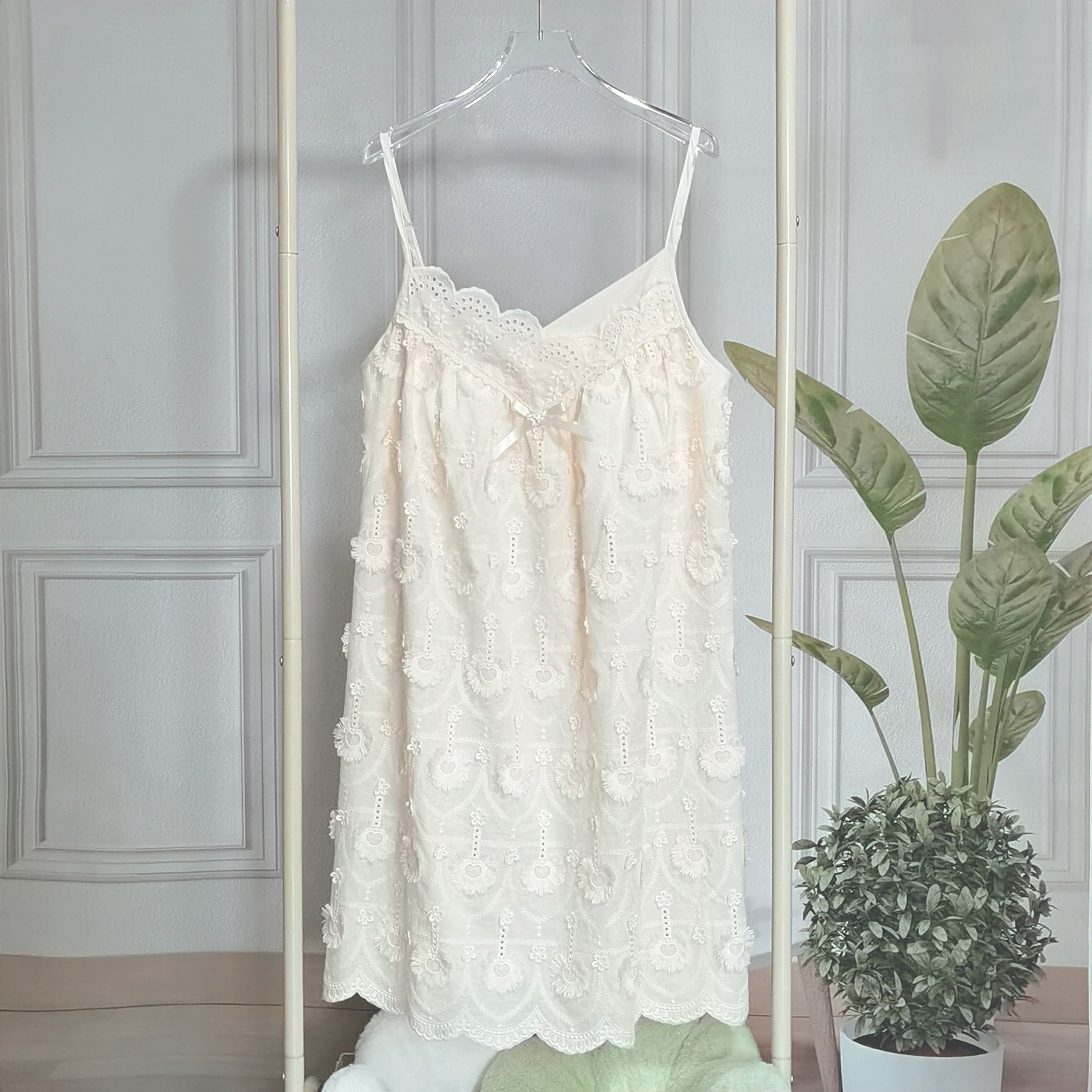 여성을위한 가슴 패드가있는 중공업 자수 서스펜더 잠옷 여름 새로운 스타일 프랑스 중공업 자수 달콤한 공주 스타일 하이 엔드