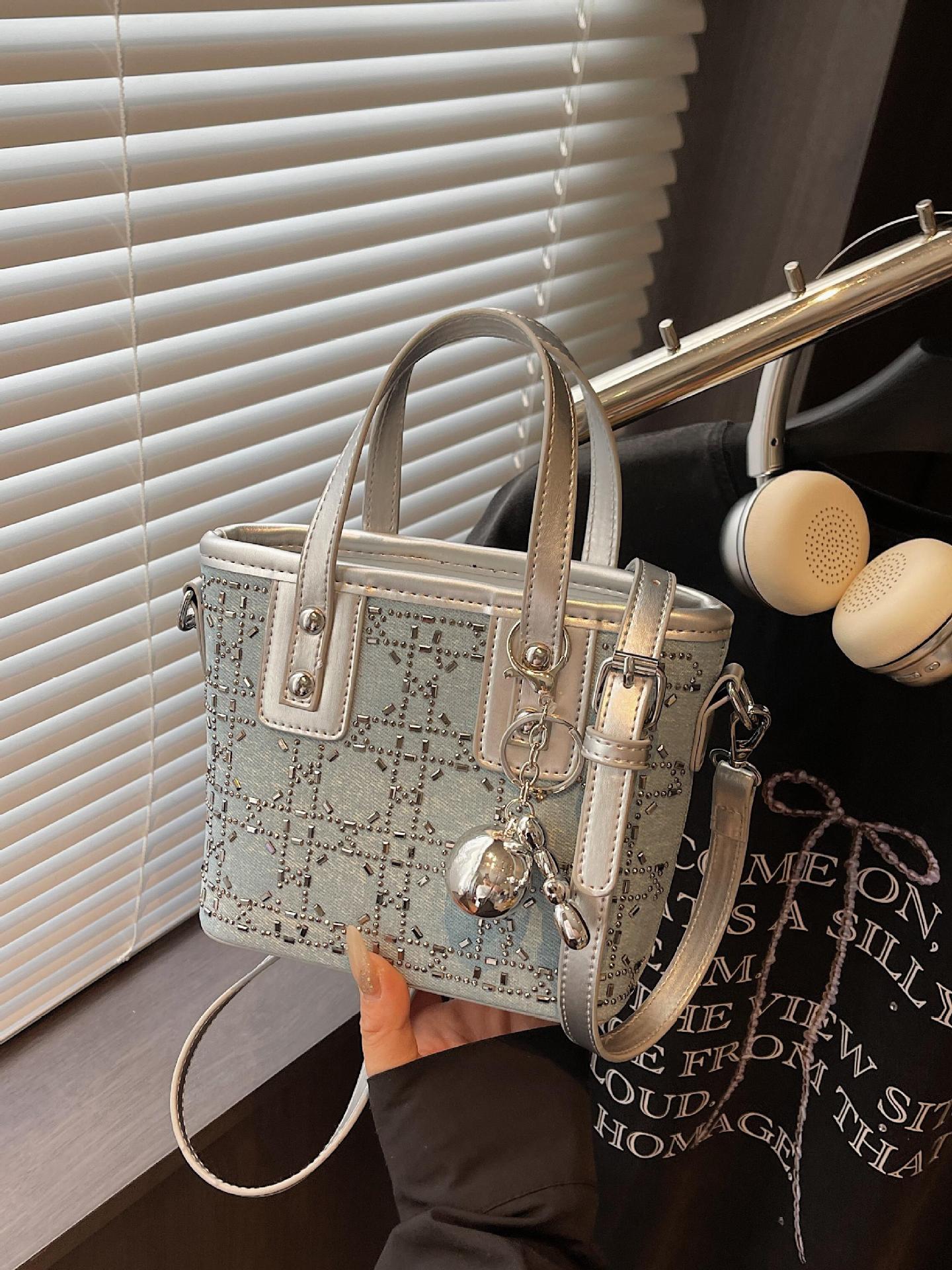 Bolso de cubo de mano popular de verano para mujer 2025 nuevo bolso de hombro de tendencia salvaje estilo occidental bolso de mensajero de viaje de moda