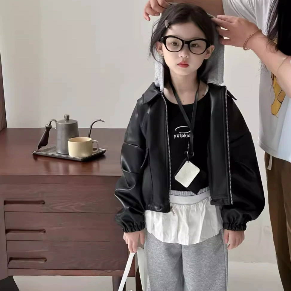 Детская куртка 2025 года, осенний стиль, детская куртка с капюшоном, съемная, из искусственной кожи, для мальчиков и девочек, кожаная куртка-топ