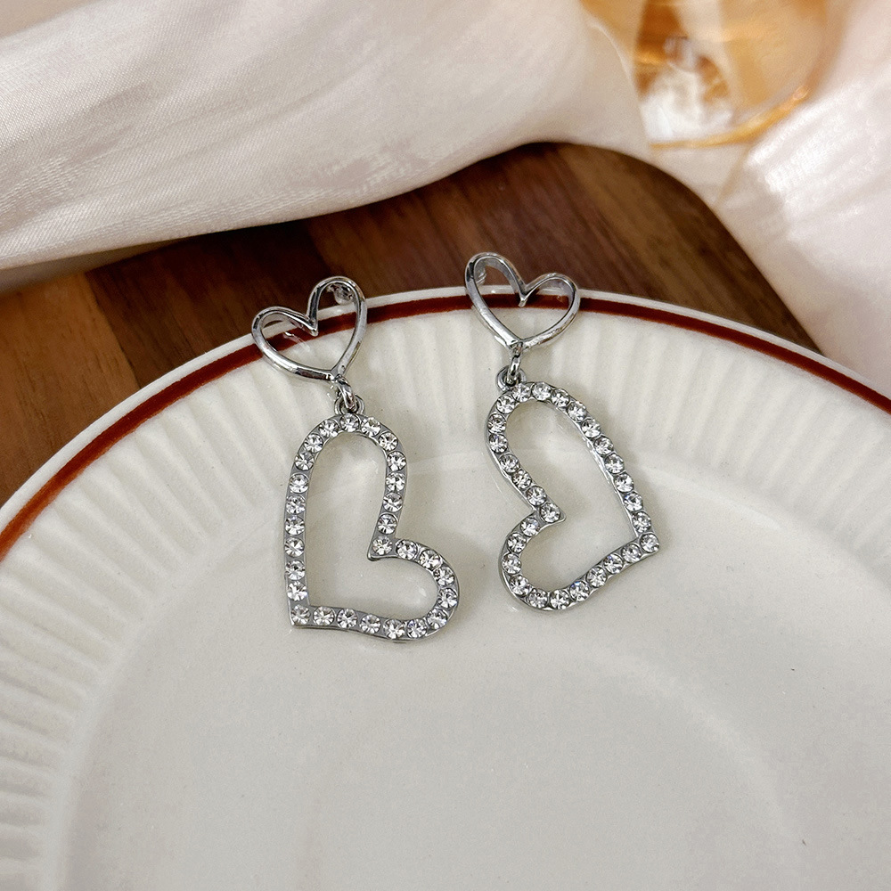 Pendientes de doble amor con aguja de plata y diamantes Pendientes coreanos de diseño hueco dulce y simple Pendientes de temperamento de moda de todo fósforo