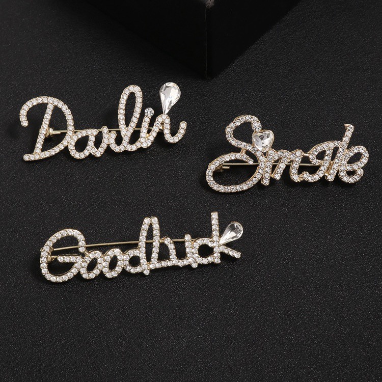 Héich Enn Diamant studéiert Englesch Bréif Brosche, kreativ an elegant Design, Kleeder Accessoiren, Luxus Queen Pin, Anti Belaaschtung_voghion.com