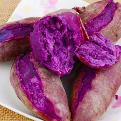 新鮮な紫芋、新鮮な紫芋、新鮮な野菜、健康的な軽食、全粒粉、直送