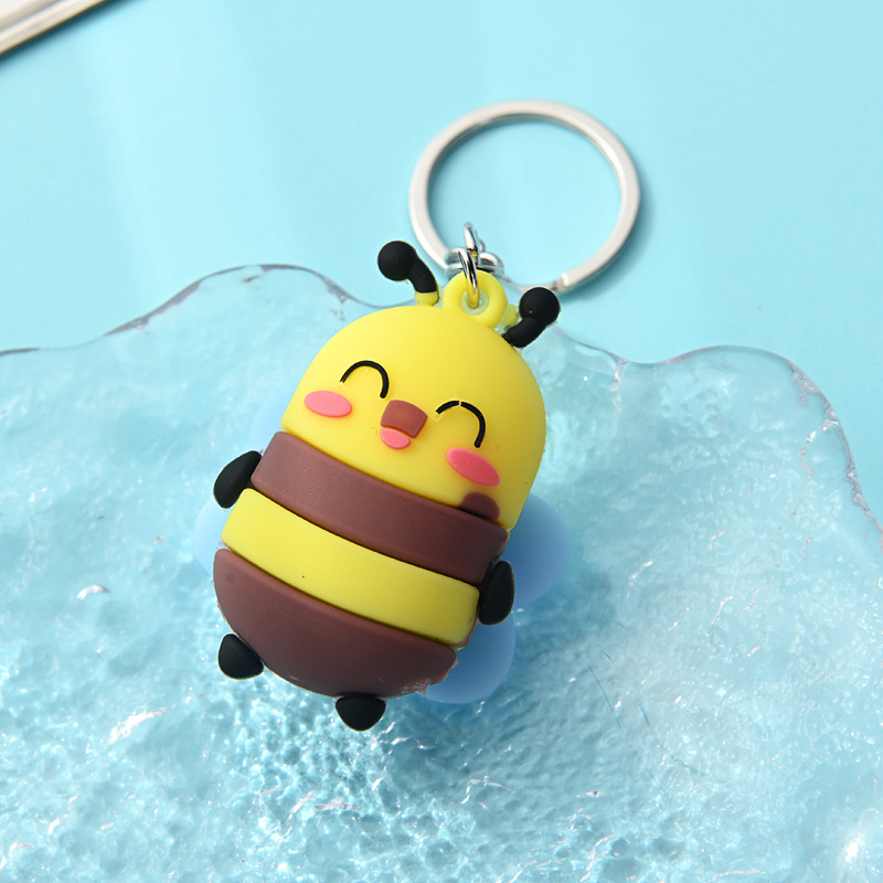 Dibujos animados flexible pegamento tridimensional libélula abeja llavero lindo oruga de siete estrellas mariquita muñeca llavero colgante
