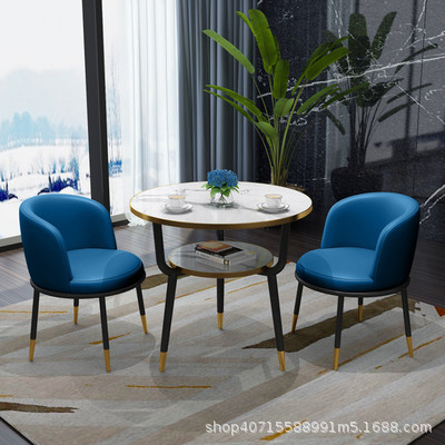 진한 파란색 가죽 의자 2개와 테이블 1개