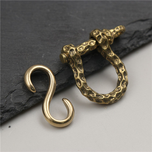 Pure copper letter leopard print horseshoe keychain brass S hook buckle decorative buckle DIY car keychain assembly ornament